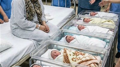 أنجبت عشره أطفال 